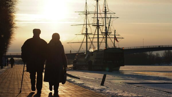Жители Великого Новгорода во время прогулки по городу в морозный день
