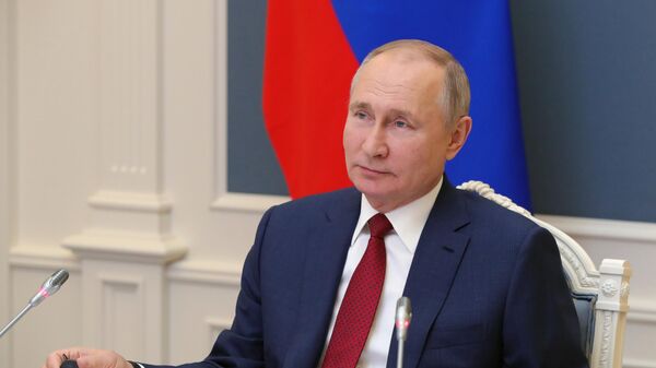 Президент РФ Владимир Путин выступает по видеосвязи на сессии Давосская повестка дня 2021 Всемирного экономического форума
