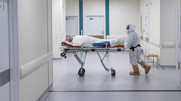 Врач перевозит пациента в городской клинической больнице №40 в Москве