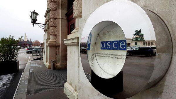 Вход и логотип Организации по безопасности и сотрудничеству в Европе (ОБСЕ)