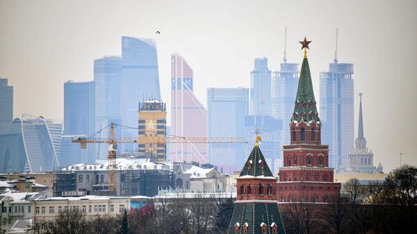 Вид на башни московского Кремля и небоскребы делового центра Москва-сити