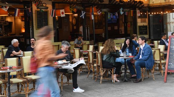 Кафе на площади Сен-Мишель (Saint-Michel) в Париже. Архивное фото