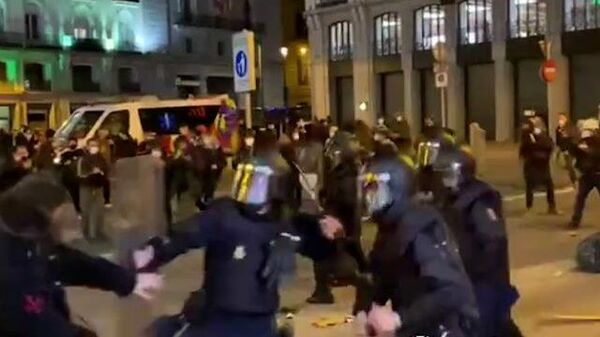 Полиция дубинками разгоняет протестующих в Мадриде   