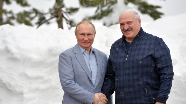 Президент РФ Владимир Путин и президент Белоруссии Александр Лукашенко (справа) во время встречи