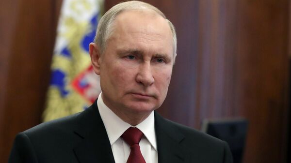 Президент РФ Владимир Путин во время поздравления граждан России с Днем защитника Отечества