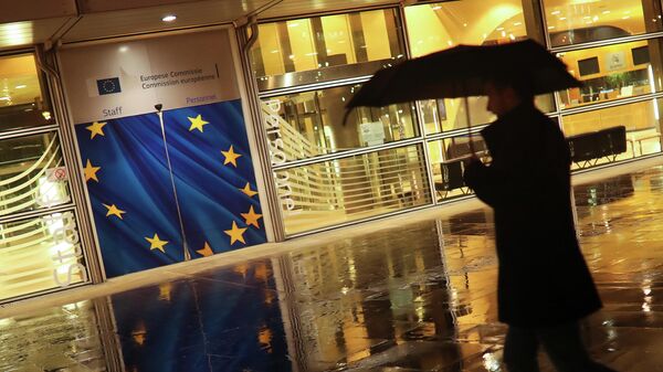 Прохожий у штаб-квартиры Европейской комиссии в Брюсселе. Архивное фото