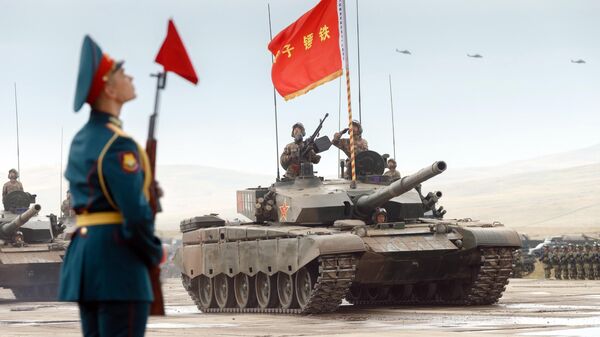 Военнослужащие на основном боевом танке Type 99 НОАК на забайкальском полигоне Цугол во время военных маневров российских и китайских вооруженных сил Восток-2018