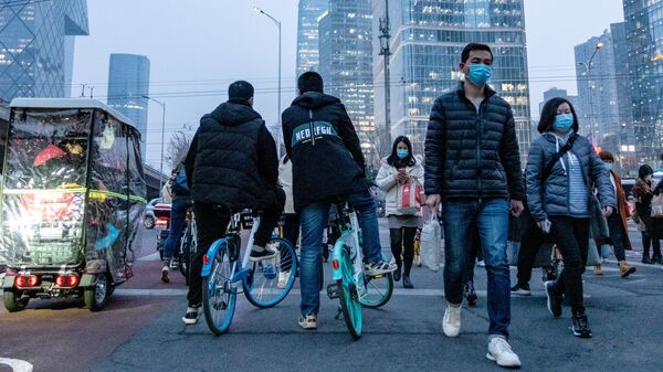 Люди на одной из улиц в Пекине