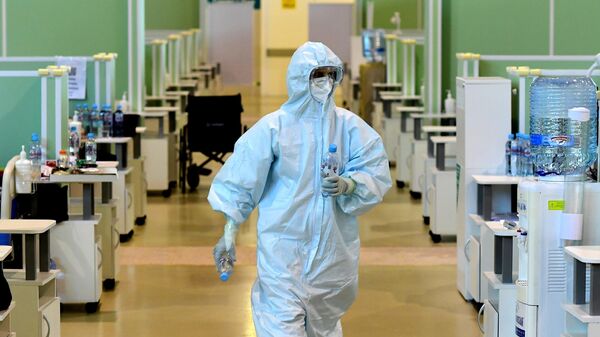 Медицинский работник во временном госпитале COVID-19 на ВДНХ в Москве