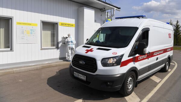 Автомобиль скорой медицинской помощи на территории Московского клинического центра инфекционных болезней Вороновское