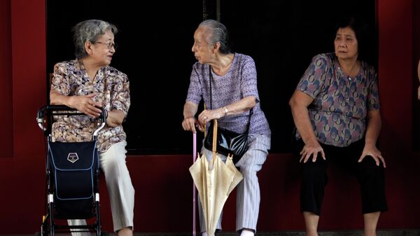 Пожилые люди на улице Токио, Япония