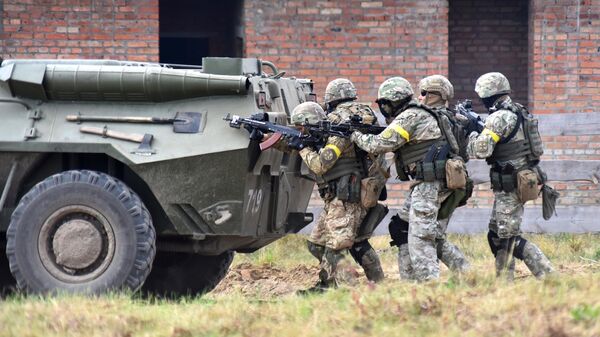 Военнослужащие Украины во время активной фазы совместных военных учений Украины и стран НАТО Rapid Trident-2020 на Яворовском полигоне во Львовской области