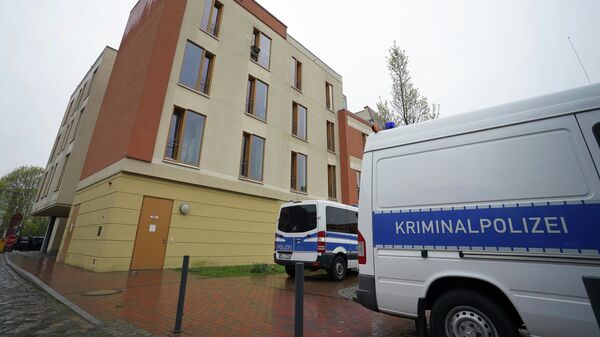 Полицейские машины рядом со зданием Оберлинклиники в Потсдаме, где были обнаружены тела четырех человек