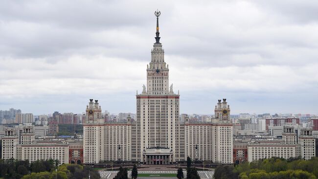 Здание Московского государственного университета имени М. В. Ломоносова на Воробьевых горах в Москве