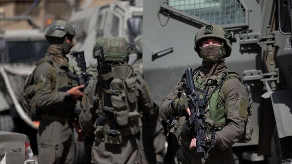 Израильские военнослужащие во время операции по поиску палестинских боевиков в деревне Акраба недалеко от города Наблус