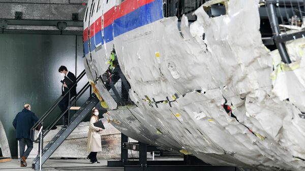  Судьи осматривают обломки рейса MH17 авиакомпании Malaysia Airlines на авиабазе Гильзе-Рейен, Нидерланды