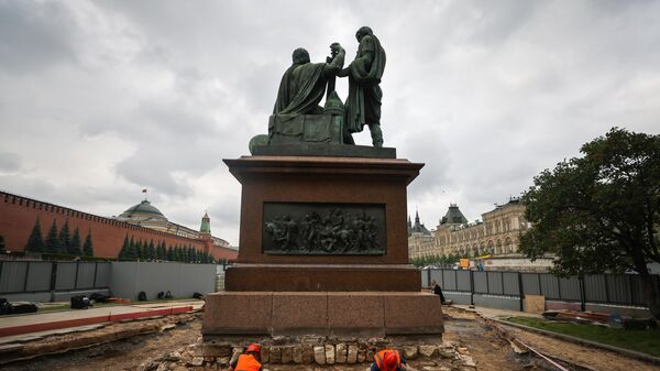 Реставрационные работы у памятника Минину и Пожарскому на Красной площади в Москве