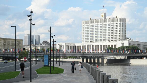 Вид на здание дома правительства Российской Федерации в Москве