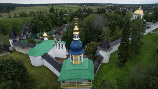 Святые врата и Петровская башня Свято-Успенского Псково-Печерского монастыря в городе Печоры Псковской области