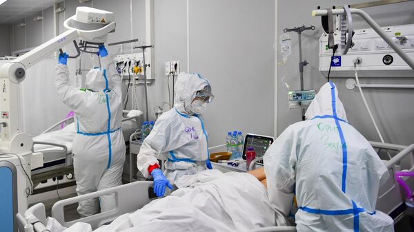 Медицинские работники и пациенты во временном госпитале для пациентов с COVID-19 в Москве
