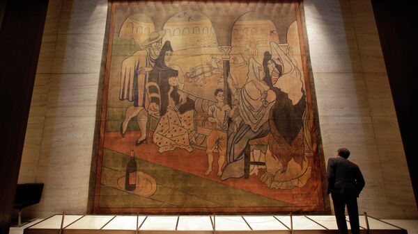Сценический занавес, разработанный художником Пабло Пикассо для балета Le Tricorne, в Сигрем-билдинг, Нью-Йорк, США