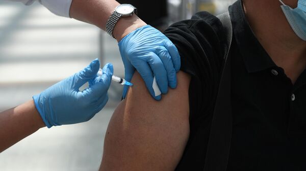 Медицинский сотрудник проводит вакцинацию в центре вакцинации от COVID-19 в Гостином дворе в Москве
