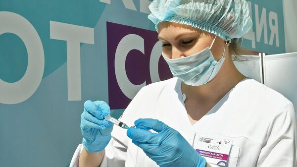 Медицинский сотрудник в центре вакцинации от COVID-19 в Гостином дворе в Москве