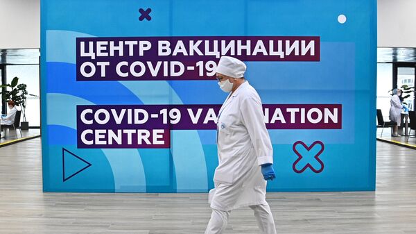 Медицинский сотрудник в центре вакцинации от COVID-19 на стадионе Лужники в Москве