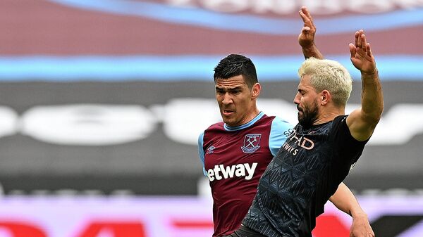 West Ham United's Paraguayan defender Fabiбn Balbuena (L) vies with Manchester City's Argentinian striker Sergio Aguero during the English Premier League football match between West Ham United and Manchester City at The London Stadium, in east London on October 24, 2020. (Photo by JUSTIN TALLIS / POOL / AFP) / RESTRICTED TO EDITORIAL USE. No use with unauthorized audio, video, data, fixture lists, club/league logos or 'live' services. Online in-match use limited to 120 images. An additional 40 images may be used in extra time. No video emulation. Social media in-match use limited to 120 images. An additional 40 images may be used in extra time. No use in betting publications, games or single club/league/player publications. / 