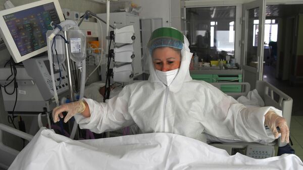 Медицинский работник в отделении реанимации и интенсивной терапии в госпитале COVID-19 в городской клинической больнице № 52 в Москве