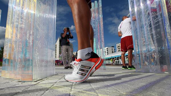 Спортсмен пишет на стене Олимпийского перемирия во время летних Олимпийских игр