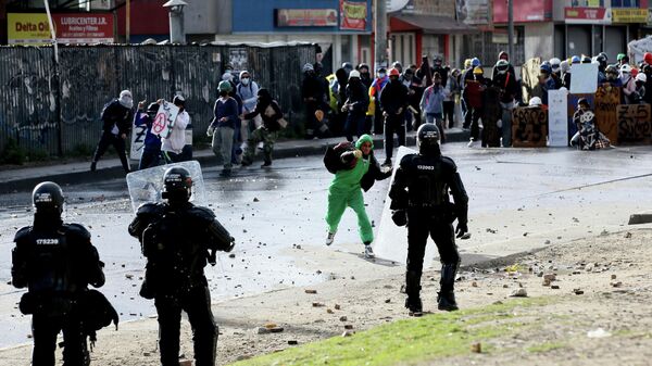 Столкновения протестующих с полицией в Боготе, Колумбия