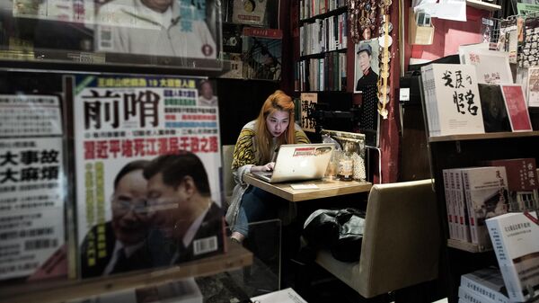 Девушка сидит за ноутбуком. Гонконг