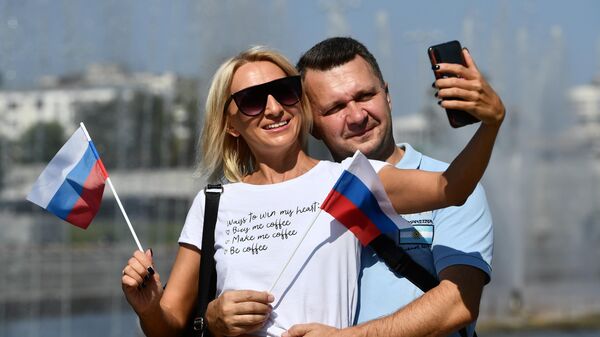 Участники акции Триколор, приуроченной к Дню Государственного флага, в Екатеринбурге