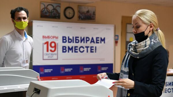 Девушка голосует на избирательном участке в Москве