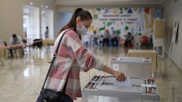 Голосование на выборах депутатов Государственной Думы РФ на избирательном участке №26-14 в Крымске