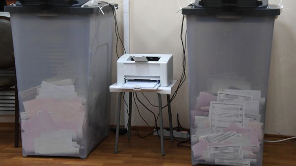 Комплексы обработки избирательных бюллетеней (КОИБ) на избирательном участке №727 во Владивостоке