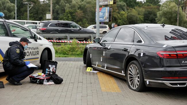 Полицейский на месте покушения на помощника президента Украины Сергея Шефира в пригороде Киева