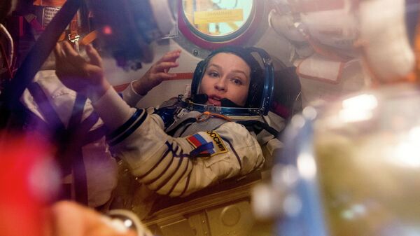 Член экипажа и актриса Юлия Пересильд во время тренировки перед экспедицией на МКС