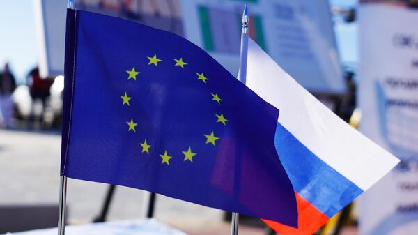 Флажки Европейского союза и России