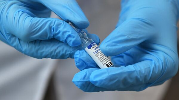 Медицинский работник демонстрирует препарат от коронавирусной инфекции Гам-Ковид-Вак (Спутник V)