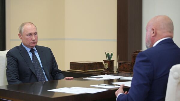 Президент РФ Владимир Путин и губернатор Кемеровской области Сергей Цивилев во время встречи