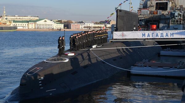 Торжественная церемония подъема Андреевского флага на дизель-электрической подводной лодке проекта 636.3 Магадан