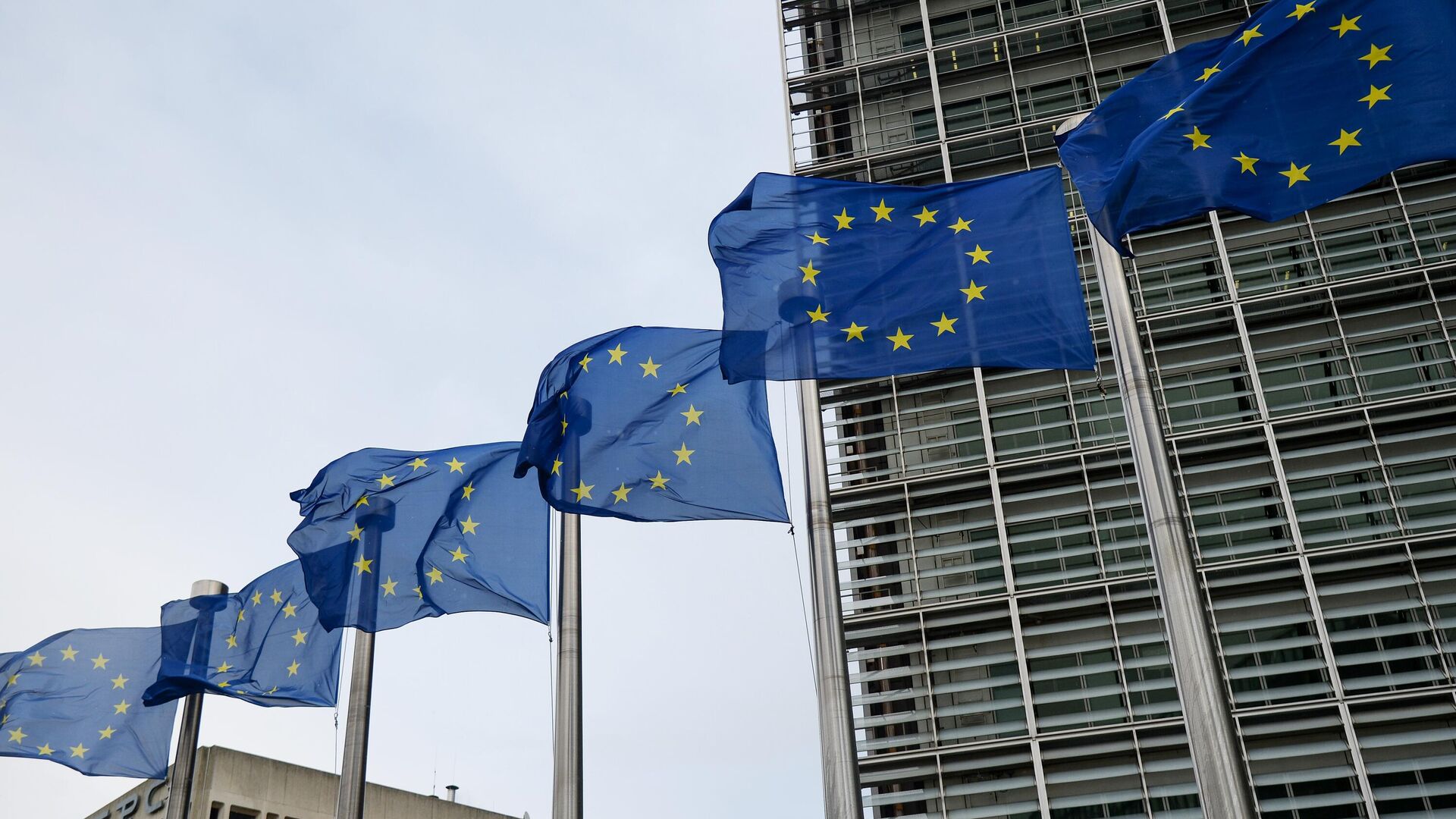 Флаги Евросоюза возле здания штаб-квартиры Европейского парламента в Брюсселе - РИА Новости, 1920, 11.01.2022