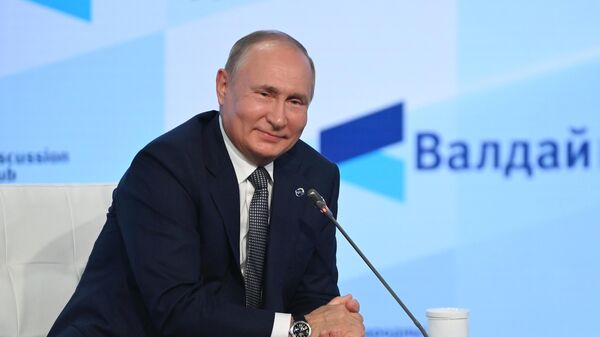 Президент РФ Владимир Путин на пленарной сессии XVIII ежегодного заседания Международного дискуссионного клуба Валдай