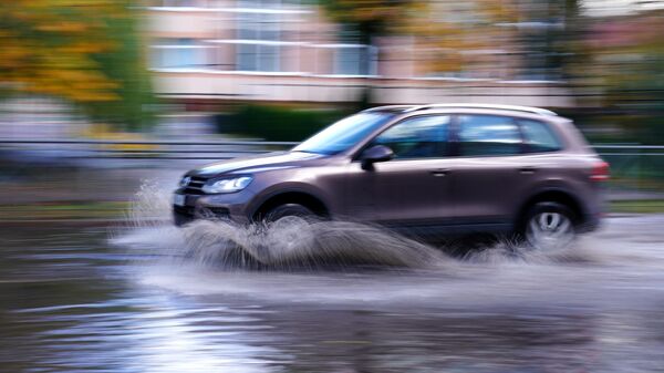 Автомобиль на затопленной после шторма улице