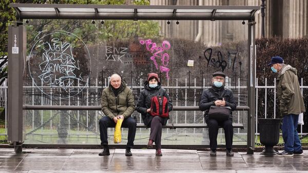 Люди на одной из автобусных остановок в Санкт-Петербурге