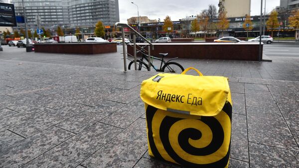 Сумка курьера сервиса доставки Яндекс.Еда на Новом Арбате в Москве