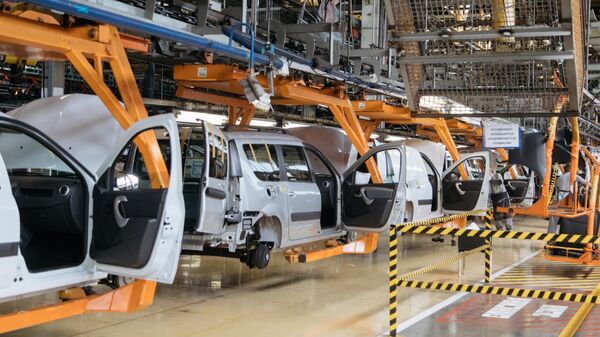Сборка новых автомобилей на заводе АвтоВАЗ