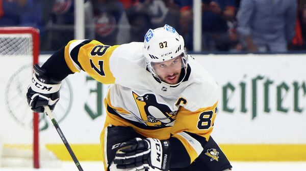 UNIONDALE, NEW YORK - MAY 26: Sidney Crosby #87 of the Pittsburgh Penguins skates against the New York Islanders in Game Six of the First Round of the 2021 Stanley Cup Playoffs at the Nassau Coliseum on May 26, 2021 in Uniondale, New York.   Bruce Bennett/Getty Images/AFP (Photo by BRUCE BENNETT / GETTY IMAGES NORTH AMERICA / Getty Images via AFP)